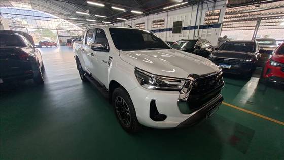 TOYOTA HILUX 2.8 D-4D TURBO DIESEL CD SRX 4X4 AUTOMÁTICO